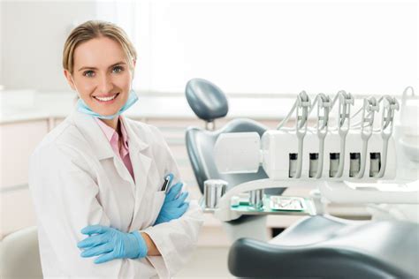 Dental Assistant Salaries: Assisting Dentists and Making a Living